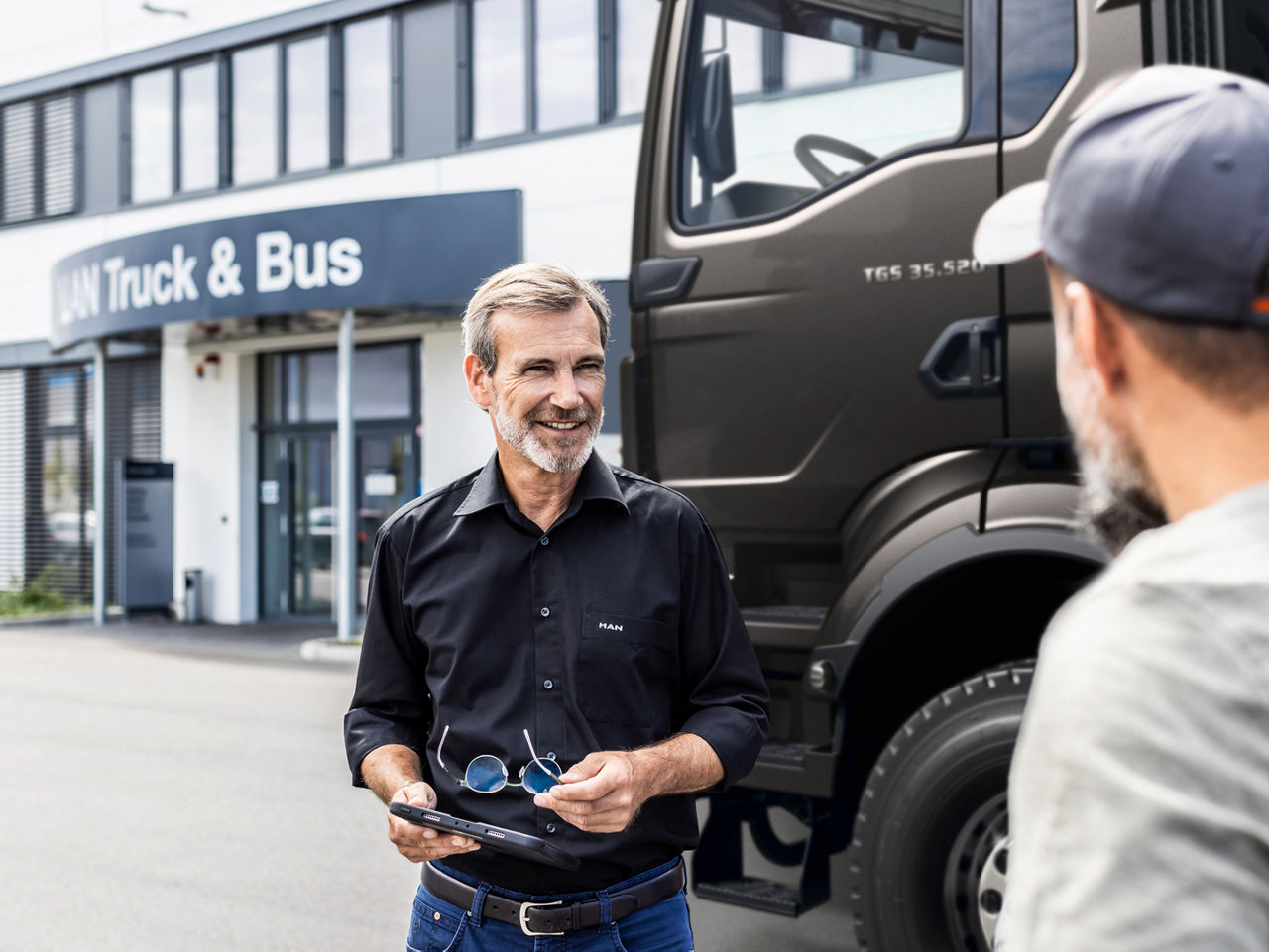Servisný poradca komunikuje s vodičom pred servisom MAN Truck & Bus.